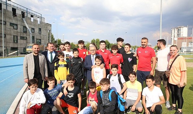 Memduh Büyükkılıç gençlere sahip çıkıyor