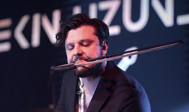 Sahneden indi tarlaya koştu