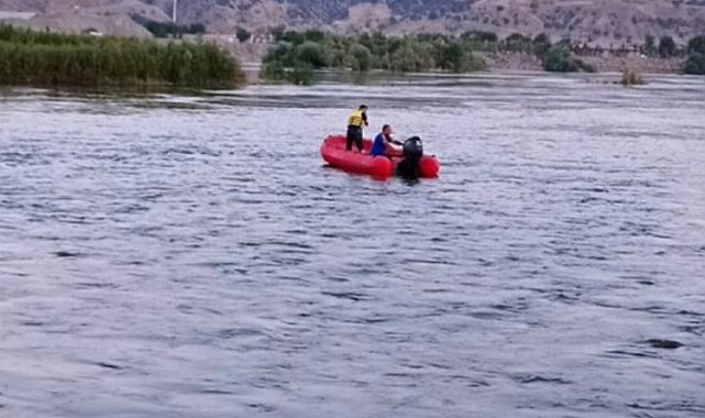 Bingöl'de nehirde mahsur kalan vatandaşları AFAD kurtardı