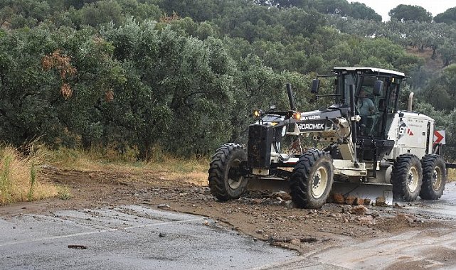 Bursa Gemlik'te yağıştan kapanan yola anında müdahale