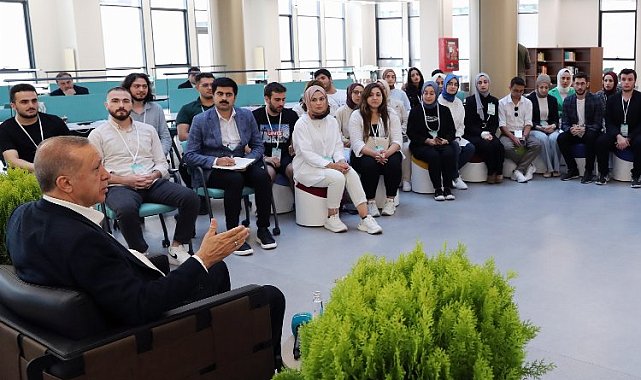 Cumhurbaşkanı Erdoğan, kütüphane açılışı sonrası gençlerle bir arada