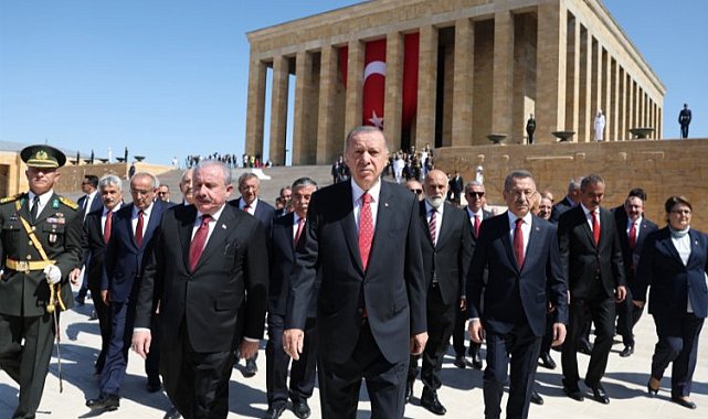 Devlet erkanından Anıtkabir ve Devlet Mezarlığı'na ziyaret