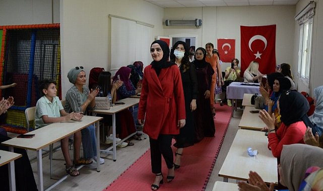 Diyarbakır'da kursiyerler defilede hünerlerini sergiledi