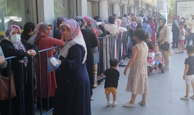 Diyarbakır'da PTT kuyruğu... Sosyal destek eziyete dönüştü!