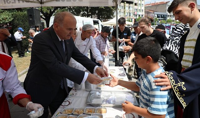 Düzce'de 3 bin kişilik aşure dağıtıldı