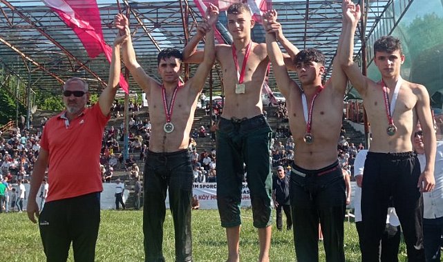 Düzce'de küçük güreşçiler kürsüde
