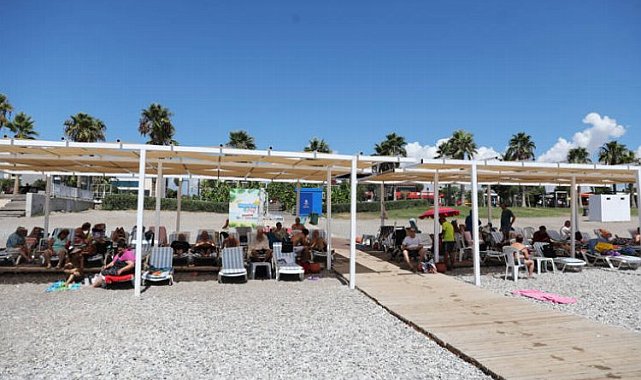 Engelliler denizin tadını engelsiz plajda çıkartıyor