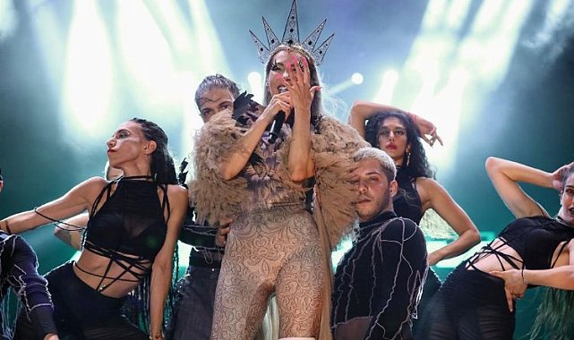 Hande Yener'den İzmir Aliağa'da muhteşem performans