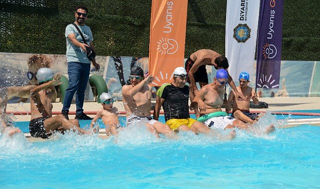 Hem yüzme öğreniyor hem de doyasıya eğleniyorlar