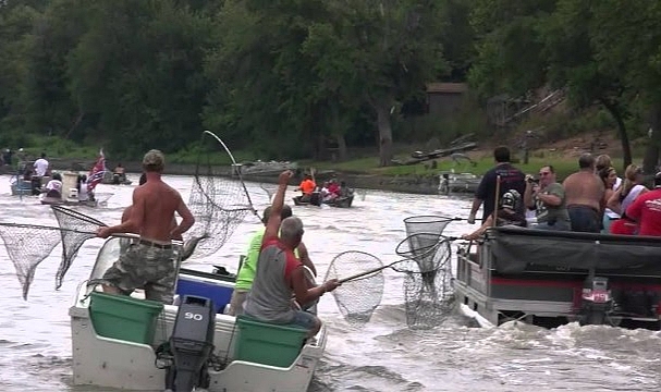 Illinois'de Balık Yakalama Yarışması Düzenlendi