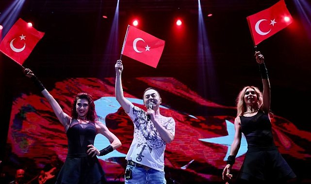 İzmir Aliağa'da 100. Yıla 'Serdar Ortaç'lı kutlama