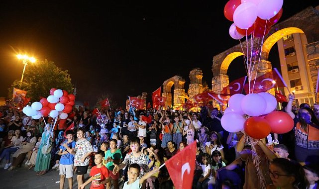 İzmir Efes Selçuk'tan gökyüzüne kırmızı-beyaz balonlar bırakıldı