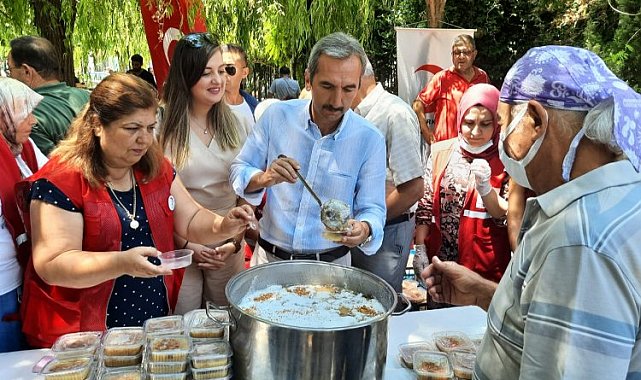 İzmir Urla'da Türk Kızılay'dan aşure ikramı