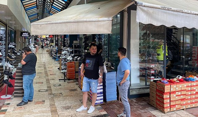 İzmit Belediyesi yağmurdan zarar gören çarşı esnafının yanında