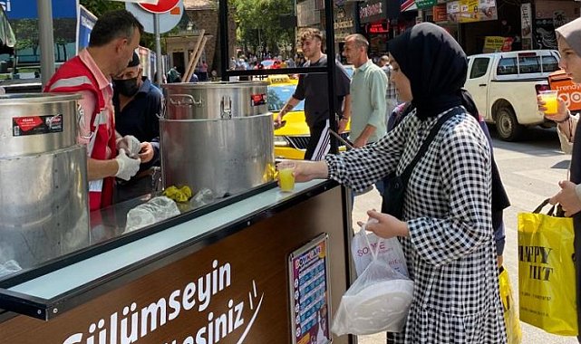 İzmitliler limonata ikramıyla serinletildi