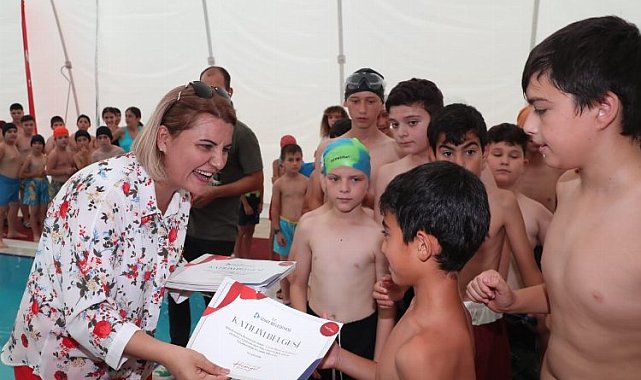 Kocaeli İzmit'te geleceğin yüzücüleri 'Fatma Abla'larından sertifikalandı