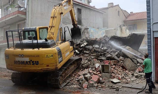 Kocaeli İzmit'te kontrollü 'metruk' yıkım