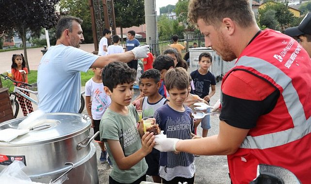 Kocaeli İzmit'te sokak oyunlarına lezzetli mola