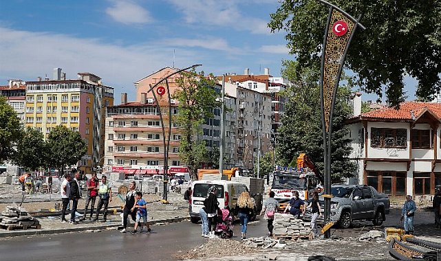 Kütahya Zafer Meydanı'nda aydınlatma montajı başladı