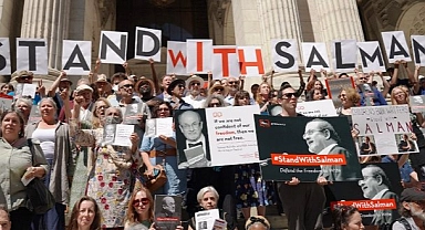 New York'ta Salman Rüşdi'ye Destek