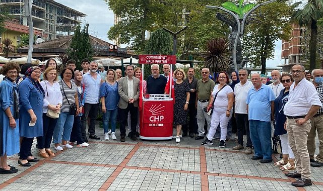 Rize'de CHP'liler Memişağa Parkı'nda aşure dağıttı
