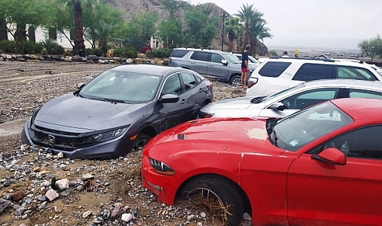 Sel, Death Valley Ulusal Parkı'nı Vurdu Bin Kişi Mahsur Kaldı