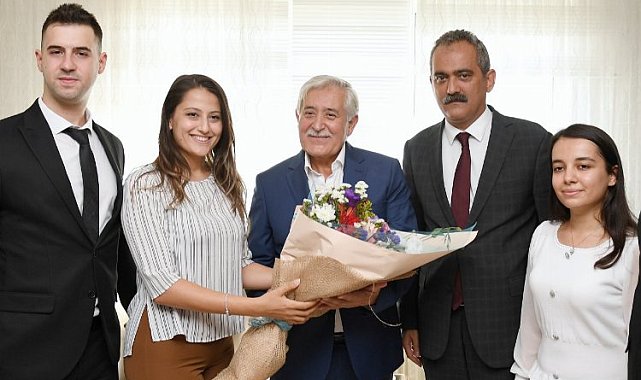 Bakan Özer'den yeni meslektaşlarla emekli öğretmene vefa