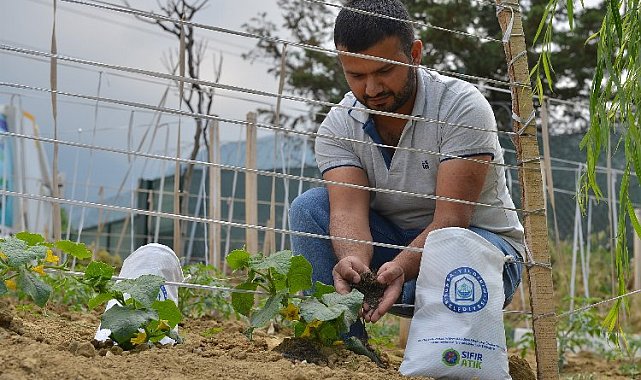 Bursa Yıldırım'da pazar atıkları toprağa can oluyor