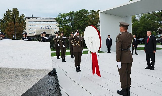 Cumhurbaşkanı Erdoğan'dan Zagreb'de Vatan Anıtı'na çelenk