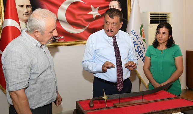 Damascus ustasından Başkan Gürkan'a özel hediye