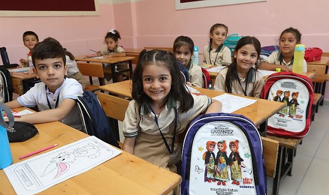 Gaziantep'te 75 bin öğrenci hediyeleriyle 'eğitime merhaba' dedi
