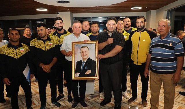 Hatay'da 'Aba Güreşi' öncesi hediye takdimi