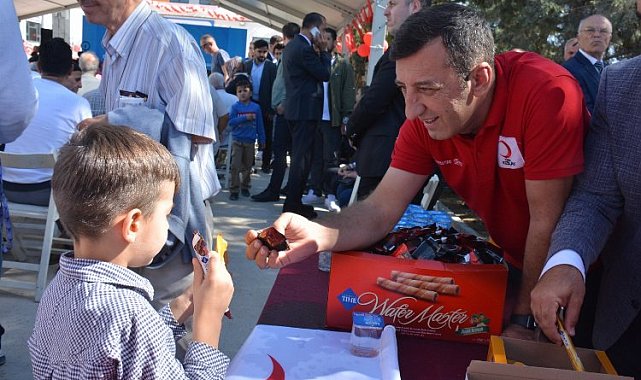 İzmir Buca'da Kızılay'dan şehit öğretmenler için ikram