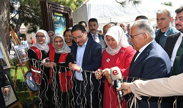 Kayseri protokolü Kızılay kermesinde