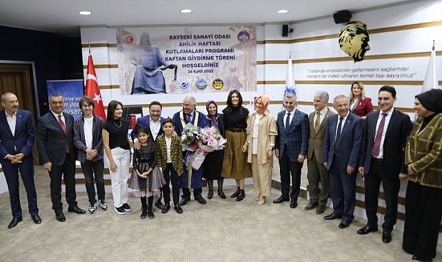 KAYSO'da 'Yılın Ahisi' Mustafa Dener kaftanı giydi