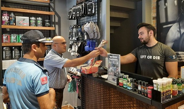 Kocaeli Zabıtası'ndan esnaf ve vatandaşa karanfil