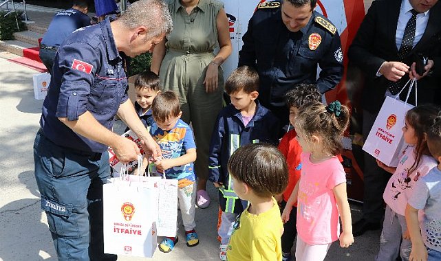 Manisalı itfaiyeciler öğrencilerle buluştu