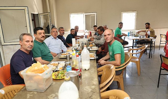 Mehmet Savran öğle yemeğini işçilerle yedi