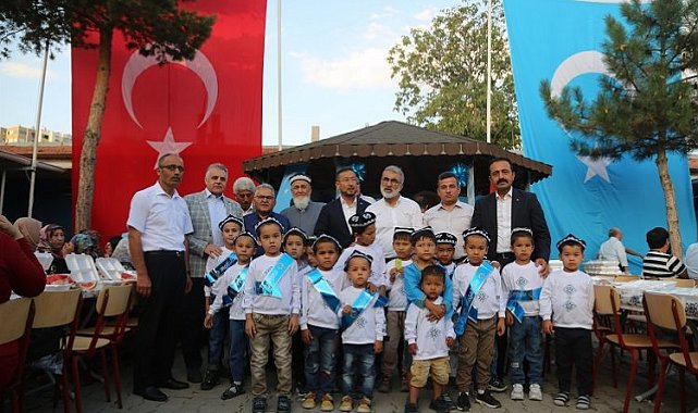 Memduh Büyükkılıç'tan Doğu Türkistanlı çocuklara moral