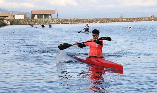250 Kanocu şampiyonluk için kürek çekti