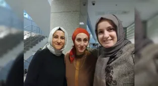 Başörtülü kadınlardan mahkemede Gülşen'e destek