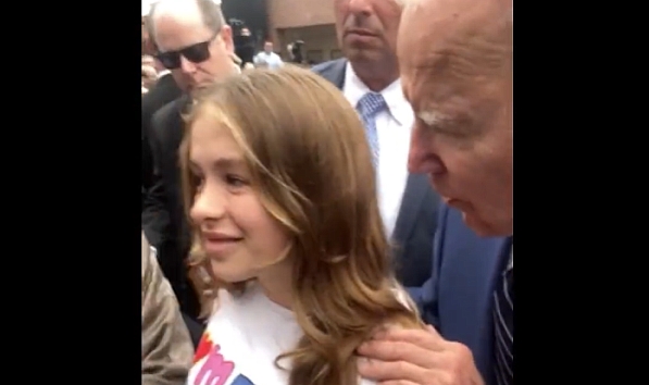 Biden’dan Genç Kıza Tuhaf Hareket
