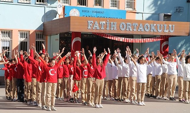 Bursa'da 300 öğrenci Cumhuriyet'i yazdı