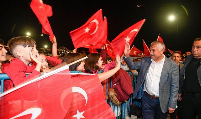 Cumhuriyet meşalesi Kozan'da yandı