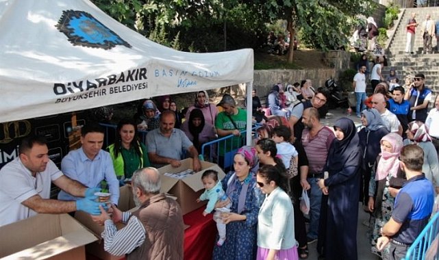 Diyarbakır'da vatandaşlara kandillik ikram