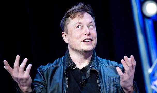 Elon Musk Kutlama İçin "Drakula'nın şatosunu" Kiraladı