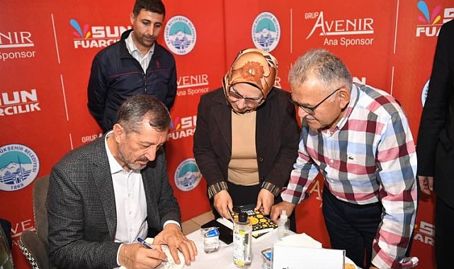Eski Bakan Ziya Selçuk imza gününde
