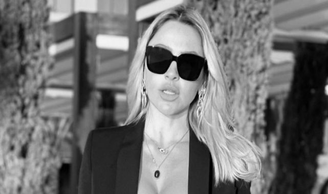 Hadise'den ayrılığın şerefine göğüs dekolteli paylaşım!