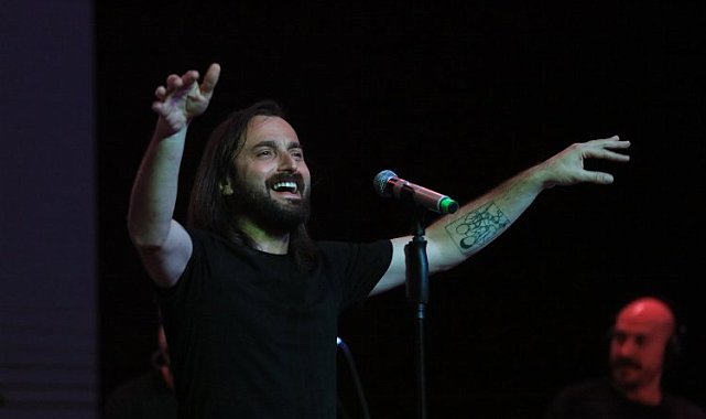 İzmir Güzelbahçe'de 99. yıl coşkusu Niyazi Koyuncu ile yaşandı