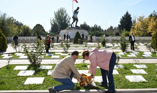 İzmir Karabağlar'da muhtarlar Anıtkabir ve Kocatepe'de
